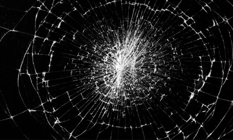 Solusi Menghindari Kaca Tempered Tiba-Tiba Pecah