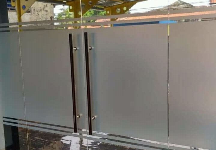 Pintu Kaca Tempered Bekas